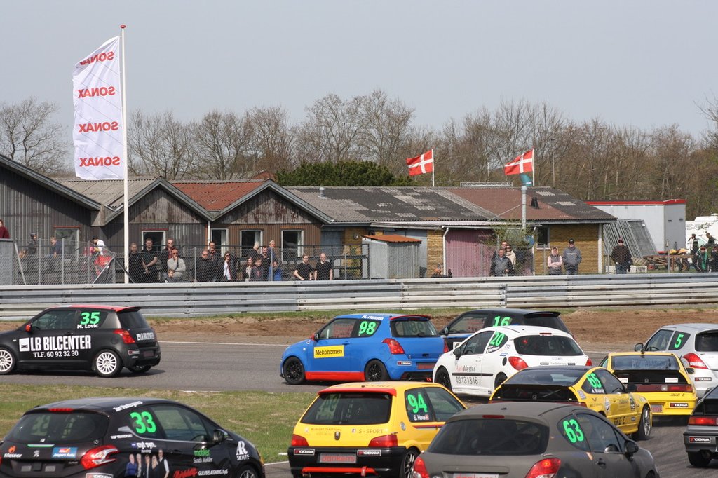 Rookiekørerne havde blod på tanden i første sving på Padborg Park, da heat 2 søndag blev afviklet
(Foto: Agnes Straarup)